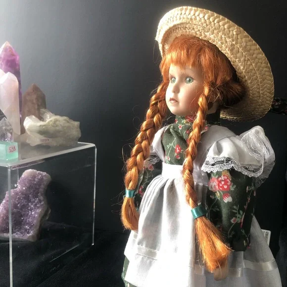Anne of green gables genuine collector hand painted porcelain doll - Picture 5 of 5
